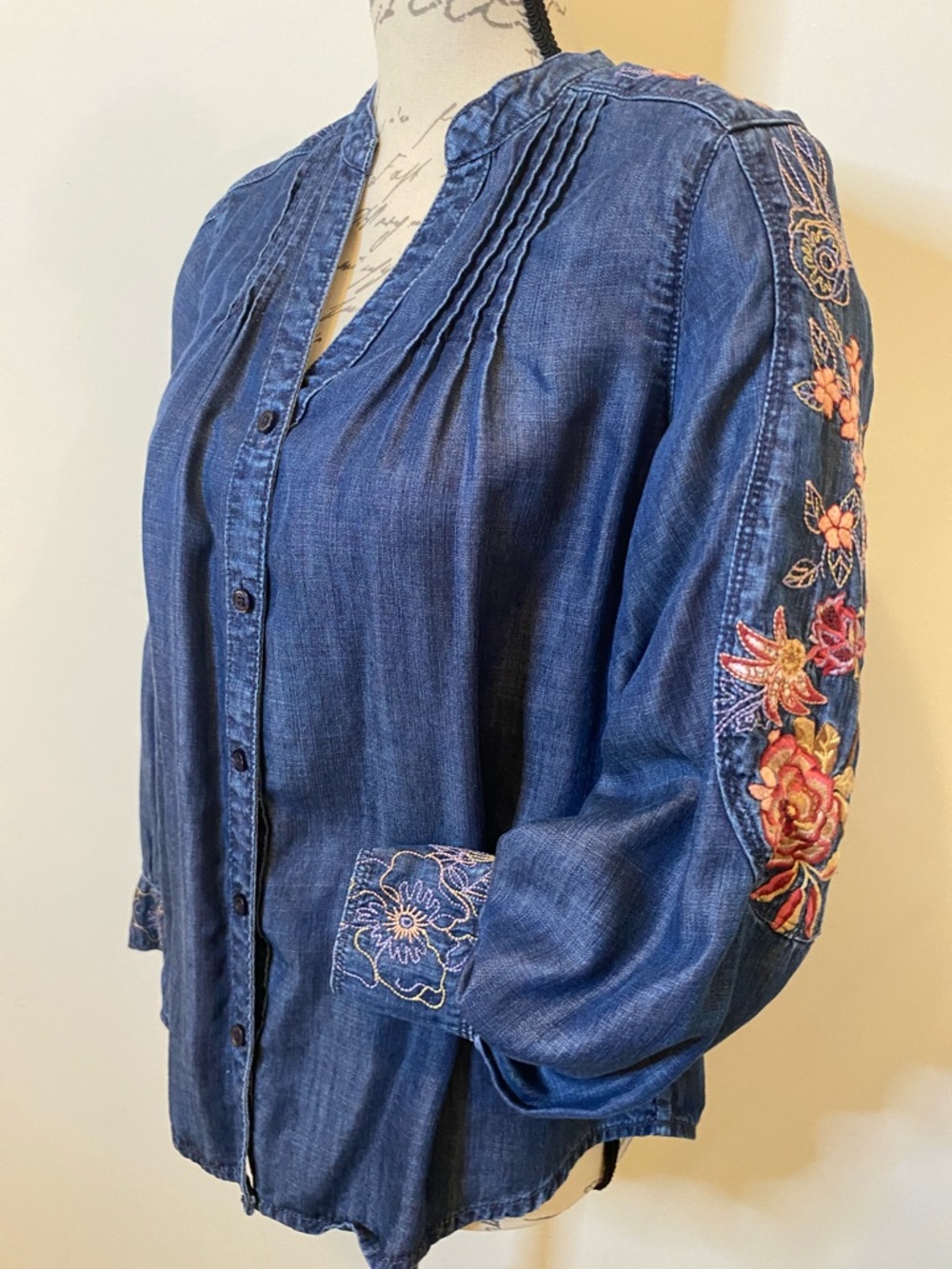 Chico’s Embroidered Indigo Button-Front shirt size 0 US size 4/6